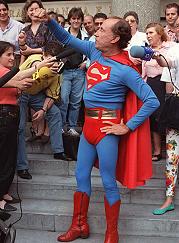Ruiz-Mateos disfrazado de Superman en los 80